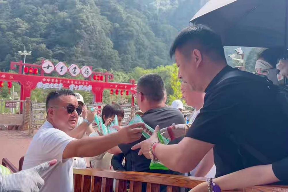 面對高溫“烤”驗,十里畫廊觀光電車“寵游客”有妙招